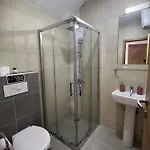 Gaia Near Airport 여관 사라예보